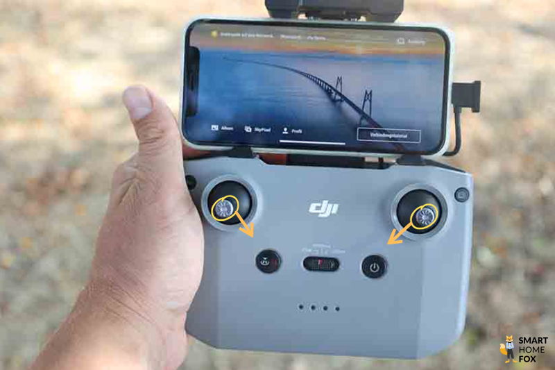 Bewege die Hebel der Fernsteuerung nach unten+innen oder unten+außen, um die Rotoren der DJI Mini 3 Pro zu starten